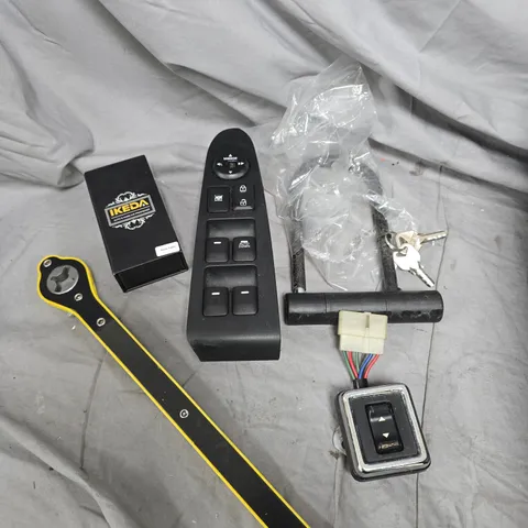 APPROXIMATELY 15 ASSORTED VEHICLE PARTS/ACCESSORIES TO INCLUDE SWITCH PANEL, U-LOCK, AIR FRESHENER ETC 