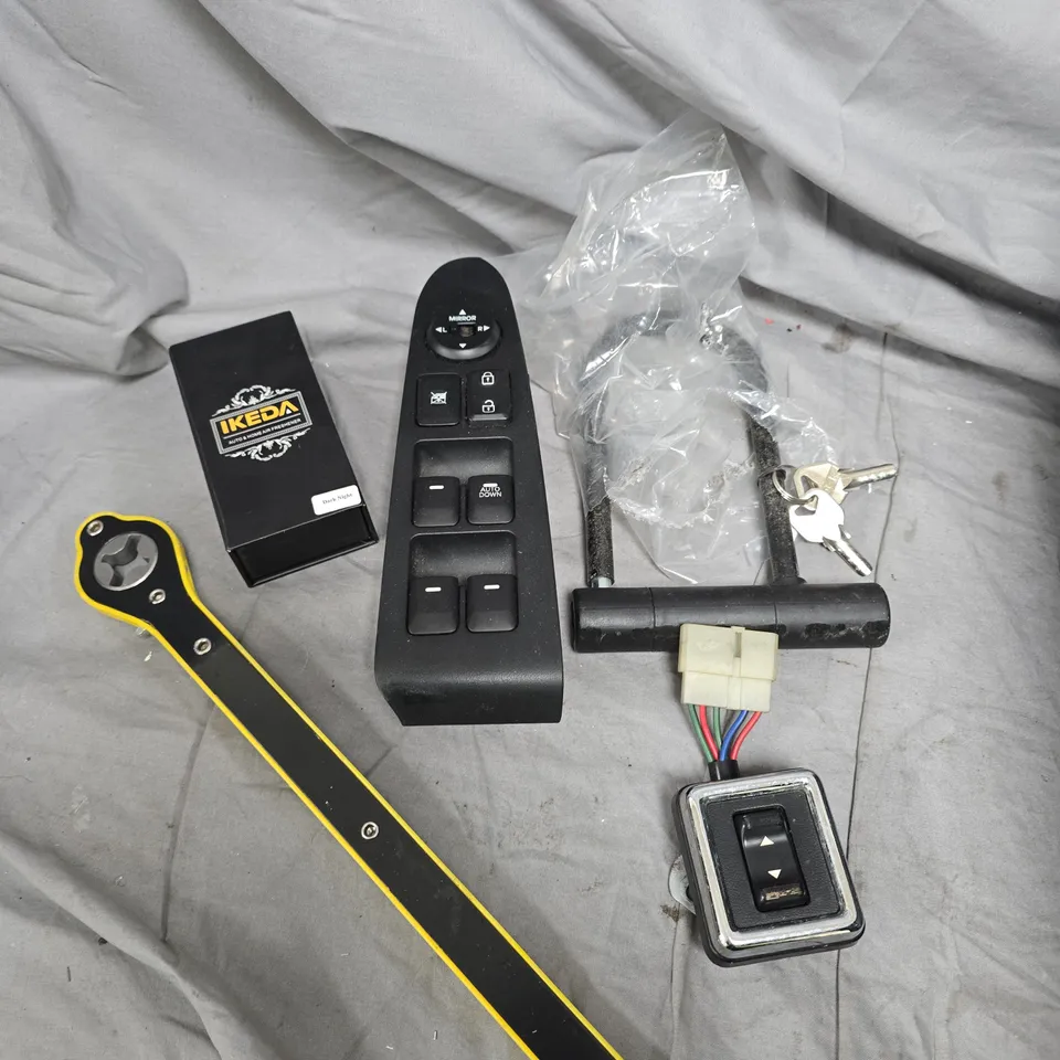 APPROXIMATELY 15 ASSORTED VEHICLE PARTS/ACCESSORIES TO INCLUDE SWITCH PANEL, U-LOCK, AIR FRESHENER ETC 