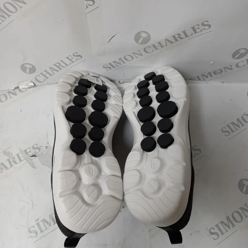 SKECHERS GO WALK 6 AIR COOLED GOGA MAT TRAINERS - SIZE 6