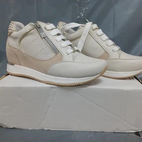 BOXED PAIR OF MODA IN PELLE BELUCCI TRAINERS IN OFF WHITE SIZE 4