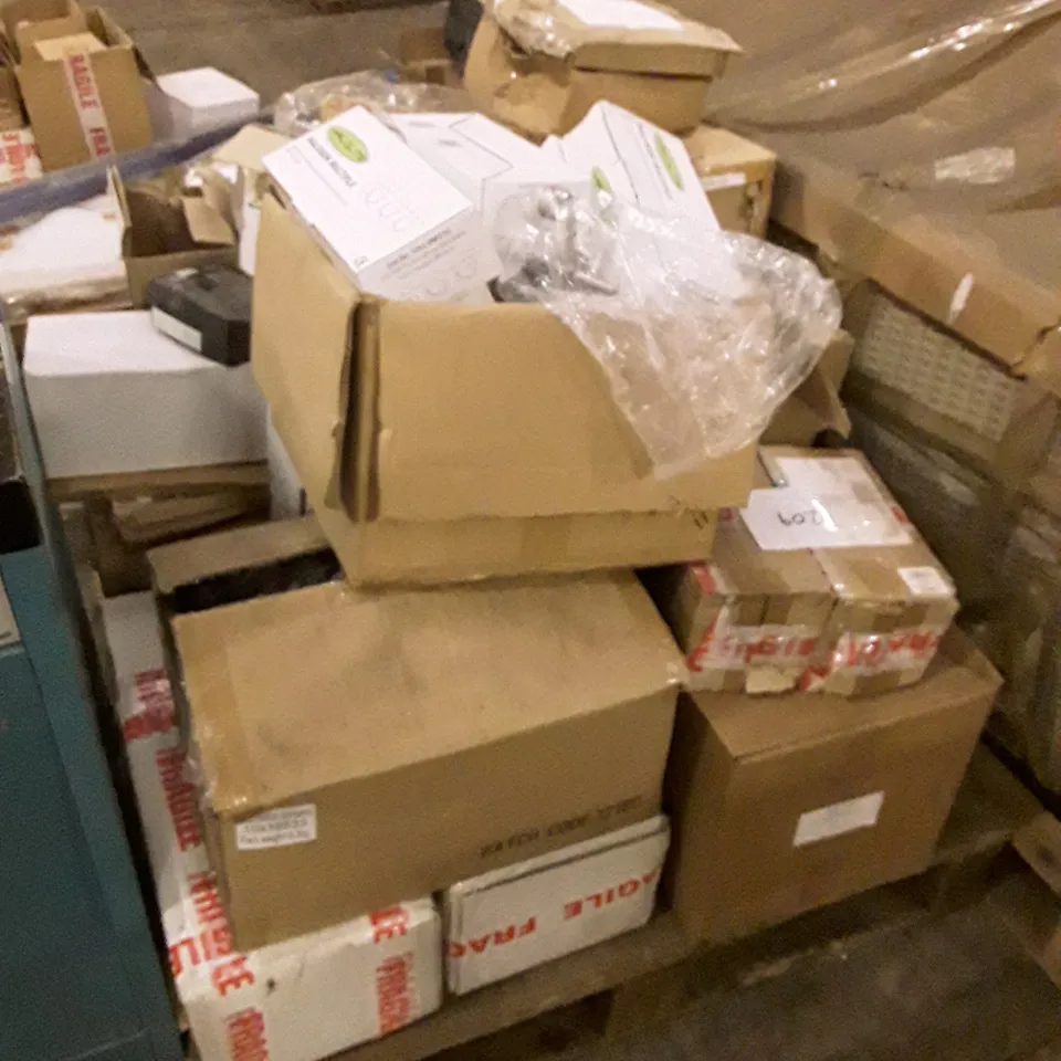 PALLET OF BRAND NEW HOMEWARE STOCK INCLUDING HALOGEN MULTIPLE LIGHTS & LIGHT BULBS