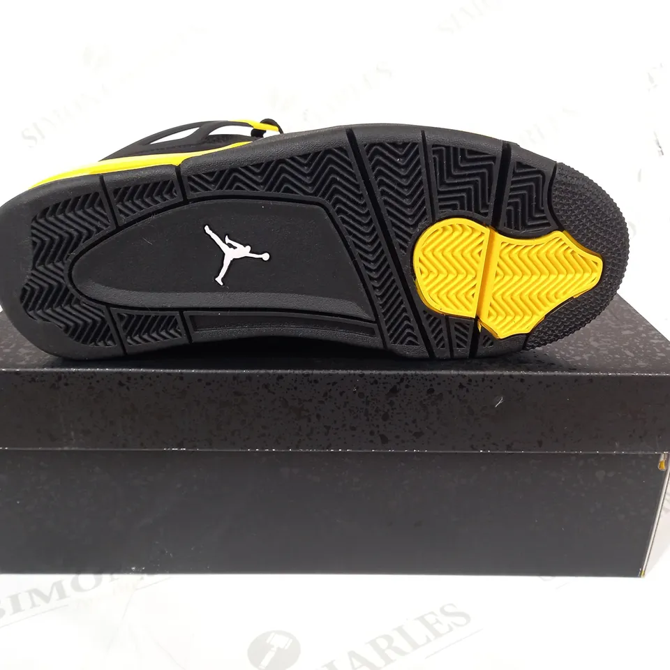 BOXED PAIR OF NIKE AIR JORDAN 4 RETRO SHOES IN BLACK/YELLOW UK SIZE 8.5