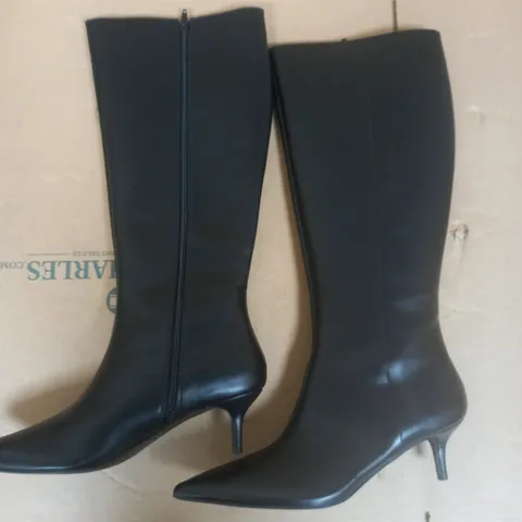 PAIR OF HEEL STRAIGHT LEG KNEE HIGH BOOTS IN BLACK - 7