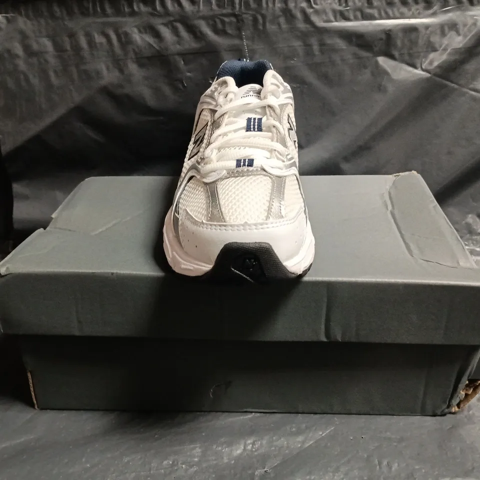 BOXED PAIR OF NEW BALANCE 530 TRAINERS IN WHITE/SILVER/NAVY SIZE UK 4