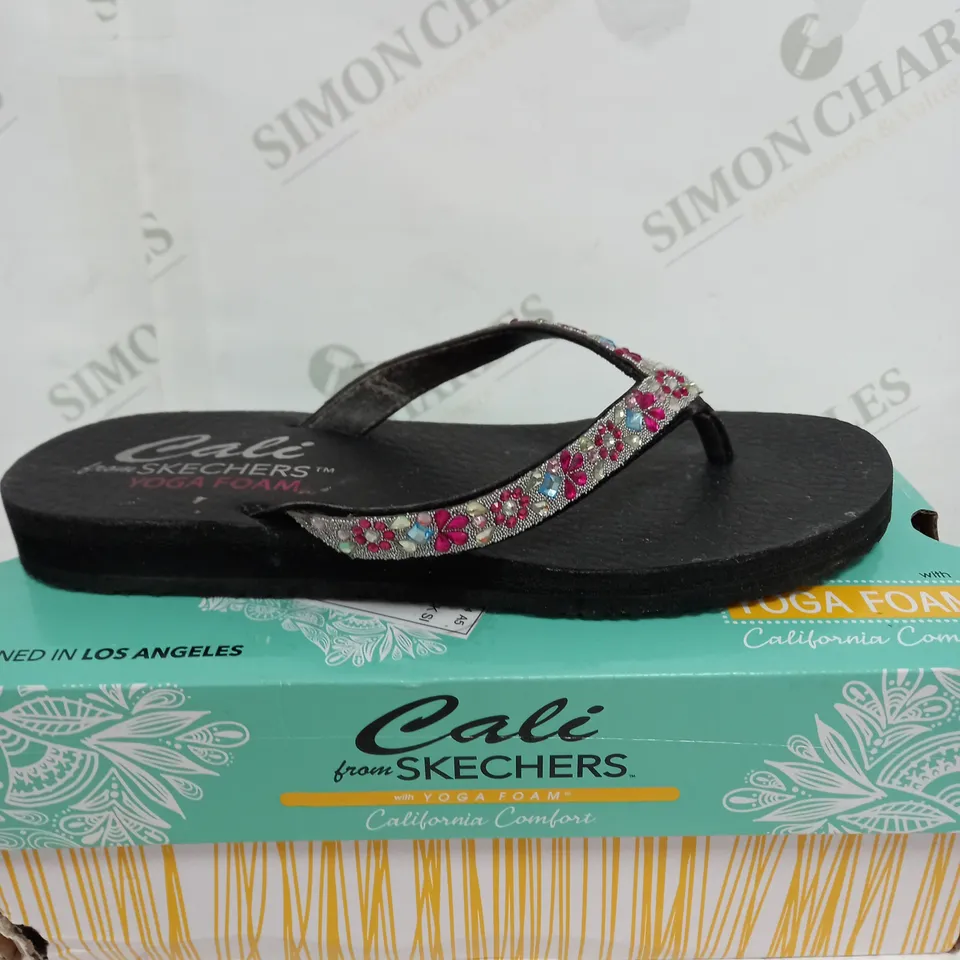 BOXED PAIR OF SKECHERS SANDALS IN BLACK SIZE 4