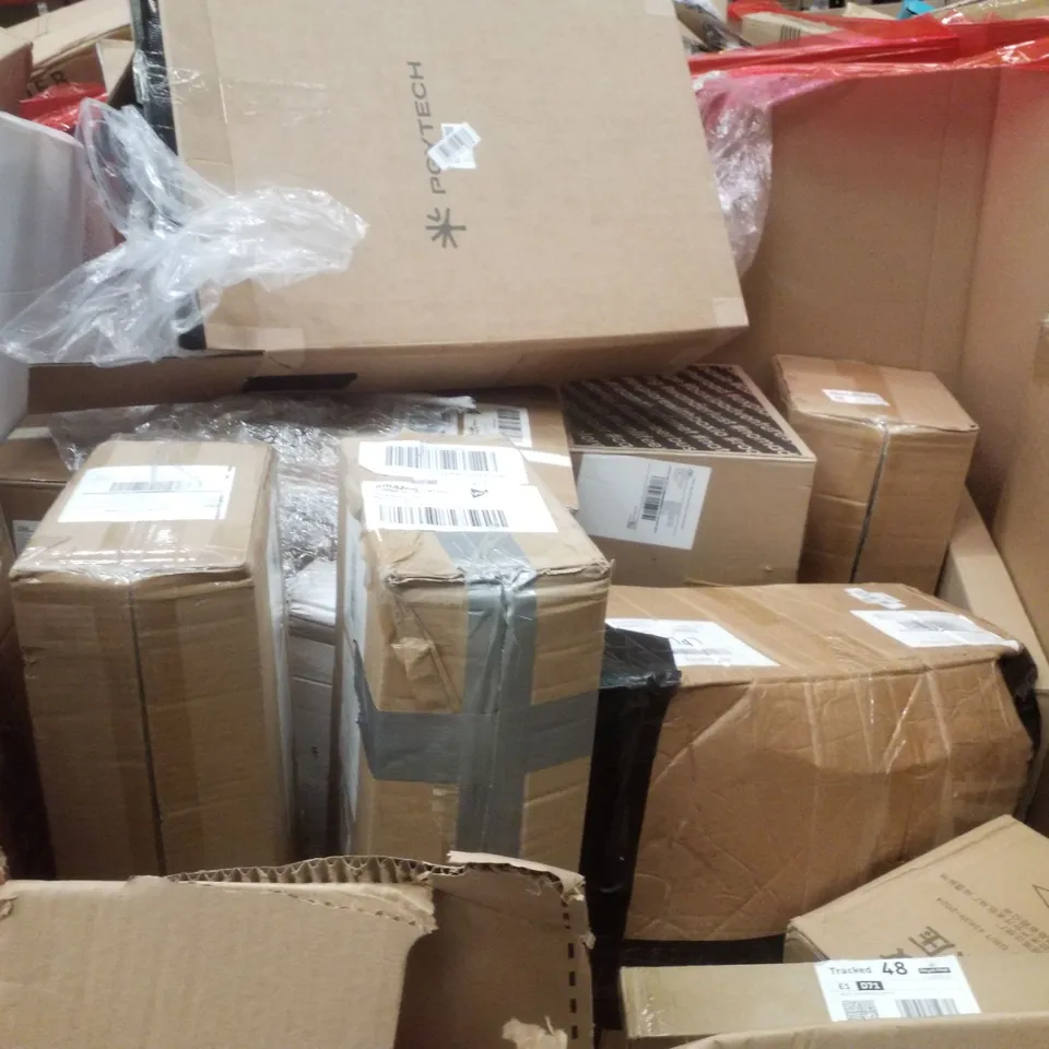 PALLET CONTAINING ASSORTED PRODUCTS INCLUDING PLASTIC FENCE, BABY PLAYPEN, HALLWAY MAT & BEACH UMBRELLA