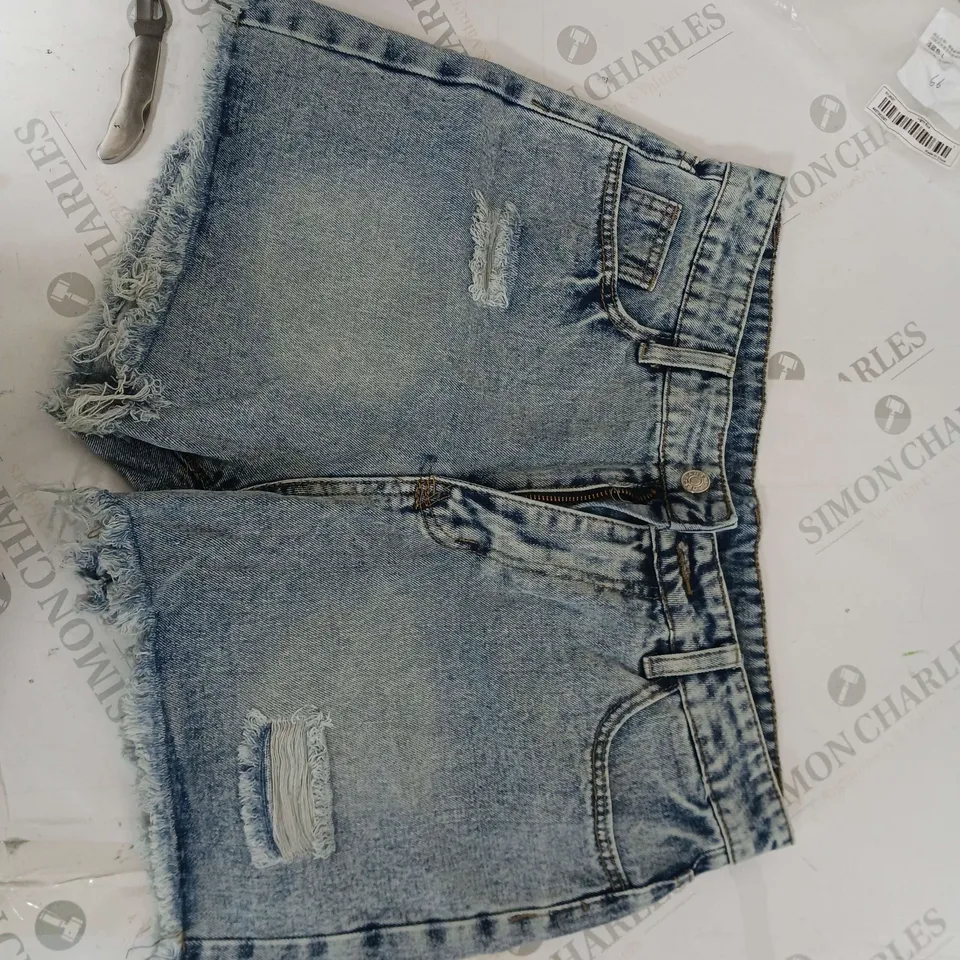 UNBRANDED LIGHT BLUE DISTRESSED DENIM SHORTS SIZE L
