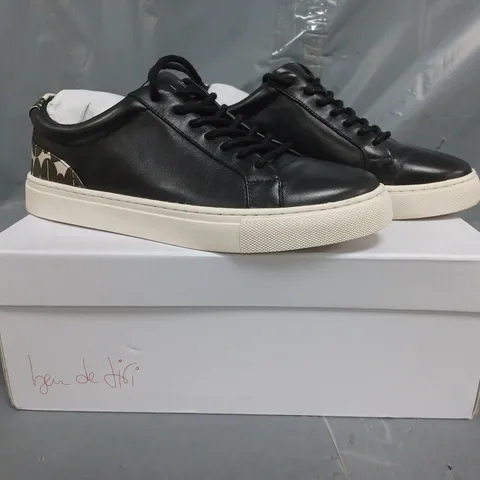 BOXED PAIR OF BEN DE LISI LACE UP TRAINERS IN BLACK SIZE 5