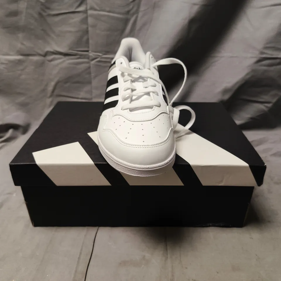 BOXED PAIR OF ADIDAS HOOPS 4.0 SHOES IN WHITE/BLACK SIZE UK 10
