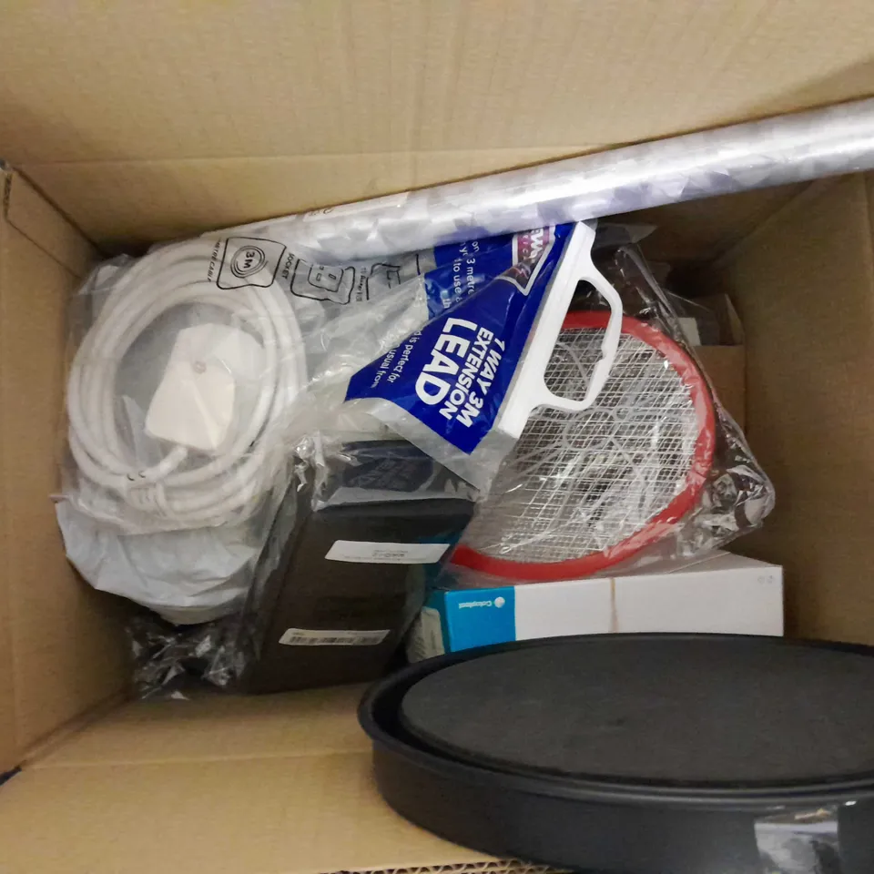 APPROXIMATELY 12 ASSORTED HOUSEHOLD ITEMS TO INCLUDE CNSRDD DZ47-63 C16 CIRCUIT BREAKER, OMEGA 1-WAY 3 METRE EXTENSION LEAD, STAR AND MOON LIGHTS, ETC