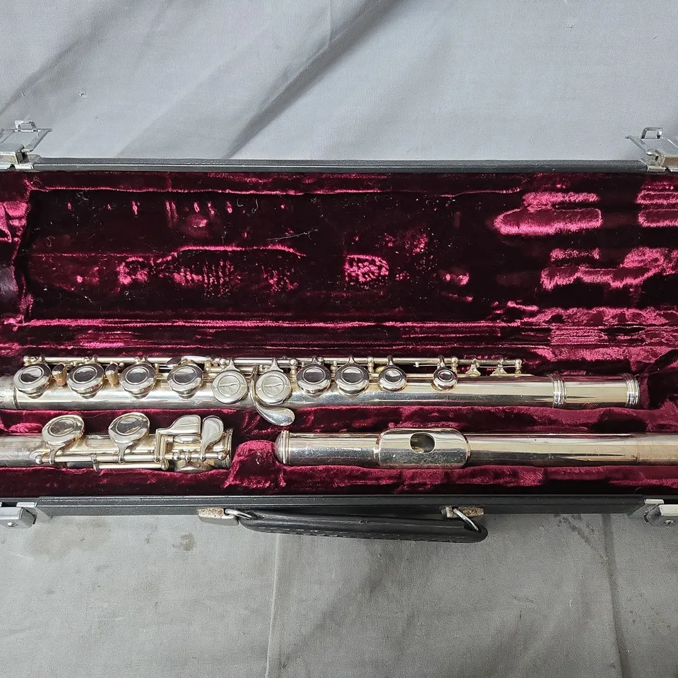 FLUTE IN CASE – SILVER
