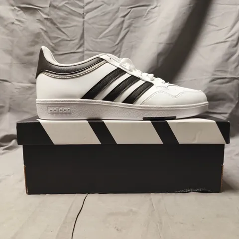 BOXED PAIR OF ADIDAS HOOPS 4.0 SHOES IN WHITE/BLACK SIZE UK 10