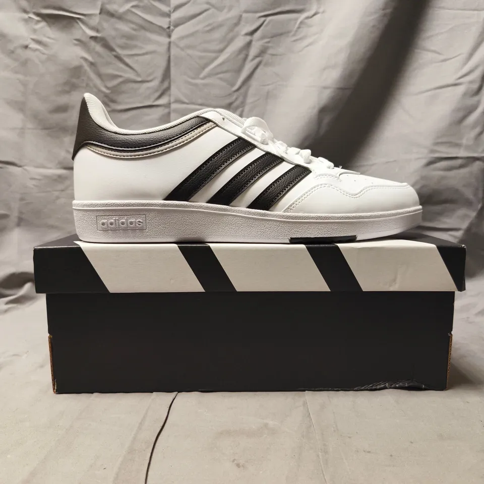 BOXED PAIR OF ADIDAS HOOPS 4.0 SHOES IN WHITE/BLACK SIZE UK 10