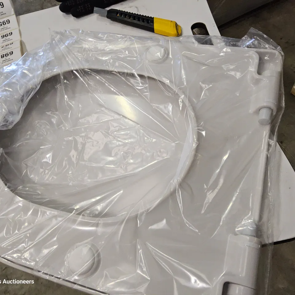 PALLET TO CONTAIN APPROXIMATELY 168 BOXED CAPELLA SOFT CLOSE TOILET SEATS TOP FIX WHITE