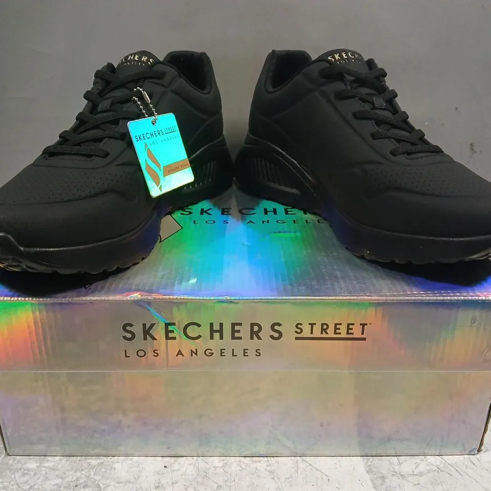BOXED PAIR OF SKECHERS MEMORY FOAM TRAINERS IN BLACK SIZE UK 7