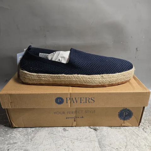 BOXED PAVERS LOATHERS SIZE 7