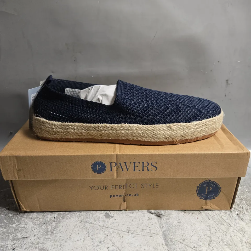 BOXED PAVERS LOATHERS SIZE 7