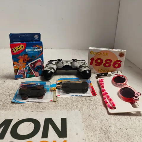 TOTE OF APPROXIMATELY 22 ASSORTED TOY/GAME ITEMS TO INCLUDE PLAYSTATION CONTROLLER, UNO LILY AND STITCH DISNEY, HOT WHEELS CARS, HELLO KITTY SUNGLASSES ETC