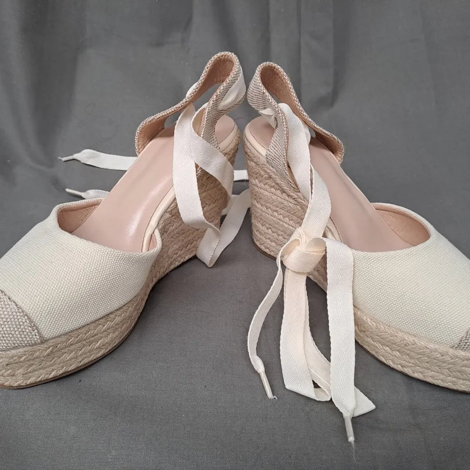 BOXED PAIR OF DESIGNER CLOSED TOE WEDGE SANDALS IN WHITE EU SIZE 35