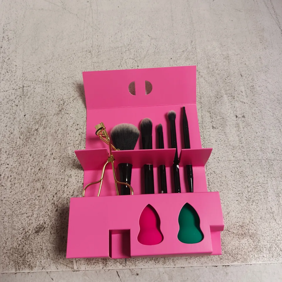 A LITTLE SOMETHING BRUSH COLLECTION – PINK MAKE-UP BRUSH SET (BOXED) 