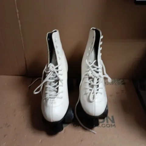 NO FEAR WHITE HIGH-TOP ROLLER SKATES  – UK 7 (EU 41, US 8)