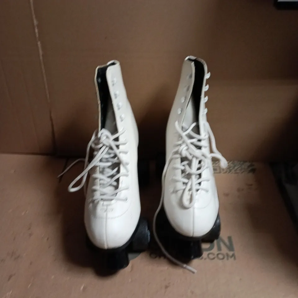 NO FEAR WHITE HIGH-TOP ROLLER SKATES  – UK 7 (EU 41, US 8)