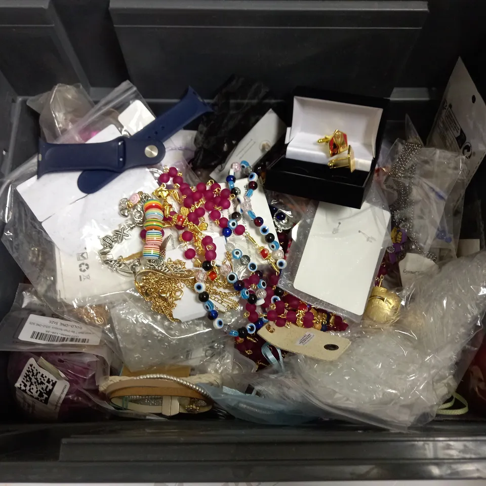 BOX OF APPROX 15 COSTUME JEWELLERY ITEMS INCLUDING NECKLACES, CUFFLINKS AND BRACELETS