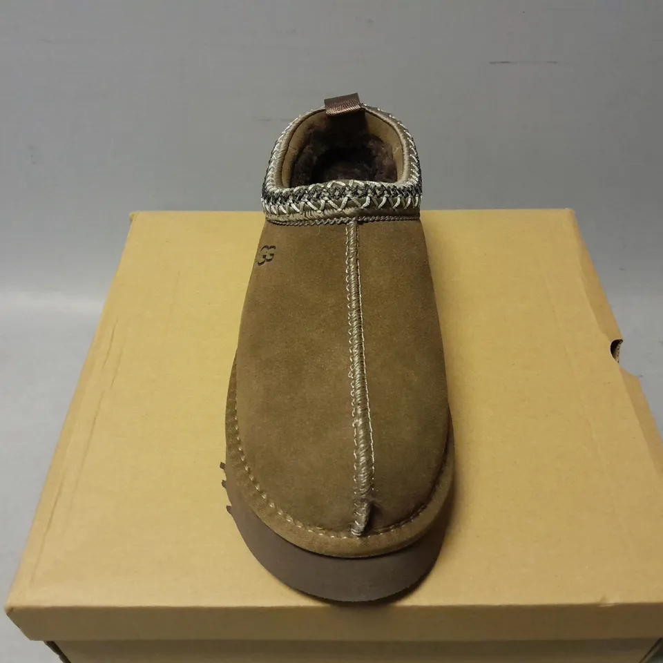 BOXED PAIR OF UGGS WOMENS TAZZ SLIPPERS IN BROWN - UK 6