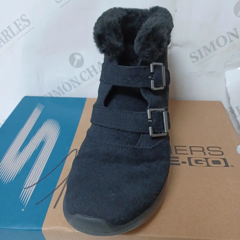 BOXED SKECHERS WINTER ON THE GO FAUX FUR TRIM BOOTS, BLACK - SIZE 4.5