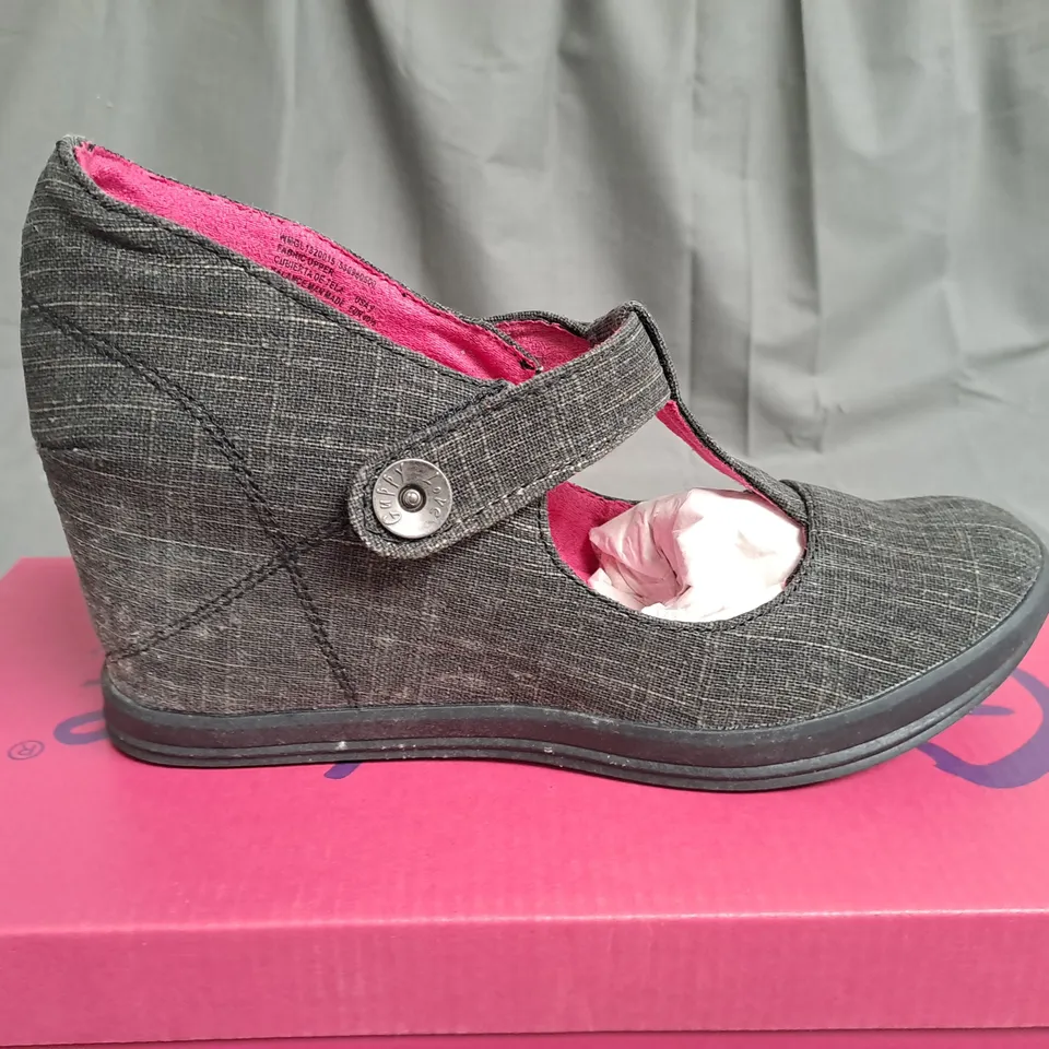 BOX OF APPROXIMATELY 9 PAIRS OF BLACK GUPPY LOVE WEDGE SHOES IN VARIOUS SIZES 