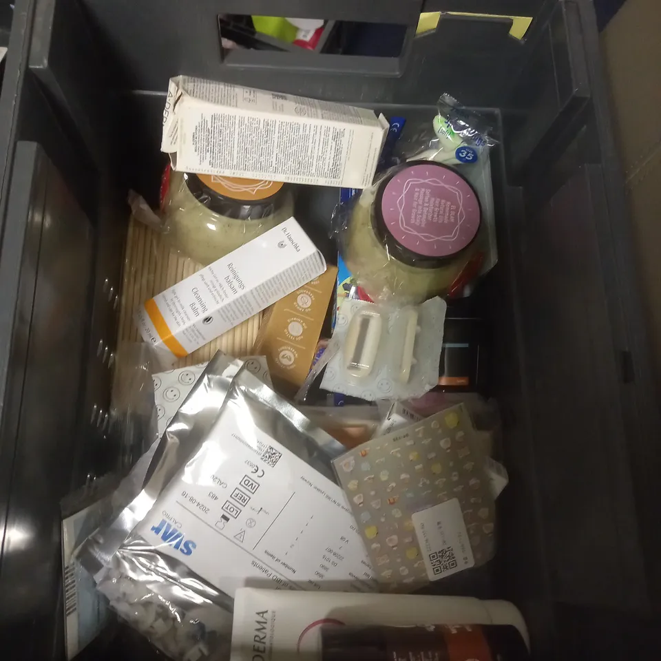 APPROXIMATELY 20 ASSORTED COSMETIC PRODUCTS TO INCLUDE - RED ONE HAIR POWDER - SUDOCREM - WILKINSON SWORD INTUITION BLADES - ETC 