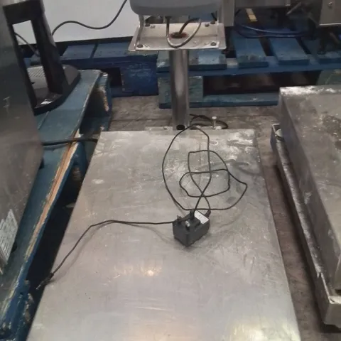 COMMERCIAL FLOOR SCALE WITH DEFENDER 3000 DISPLAY