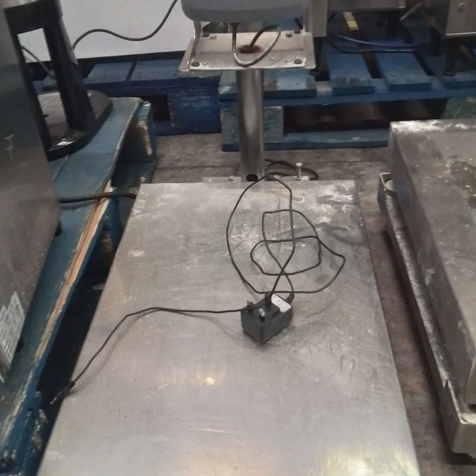 COMMERCIAL FLOOR SCALE WITH DEFENDER 3000 DISPLAY