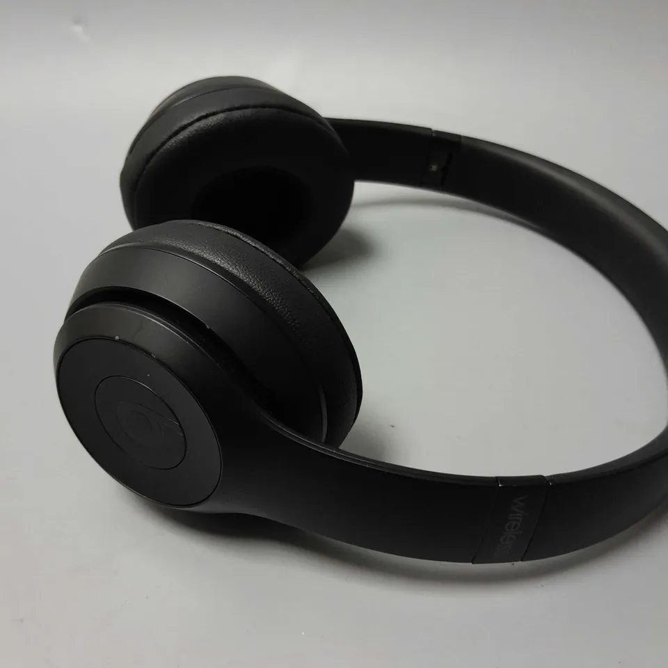 BEATS SOLO3 WIRELESS HEADPHONES IN BLACK
