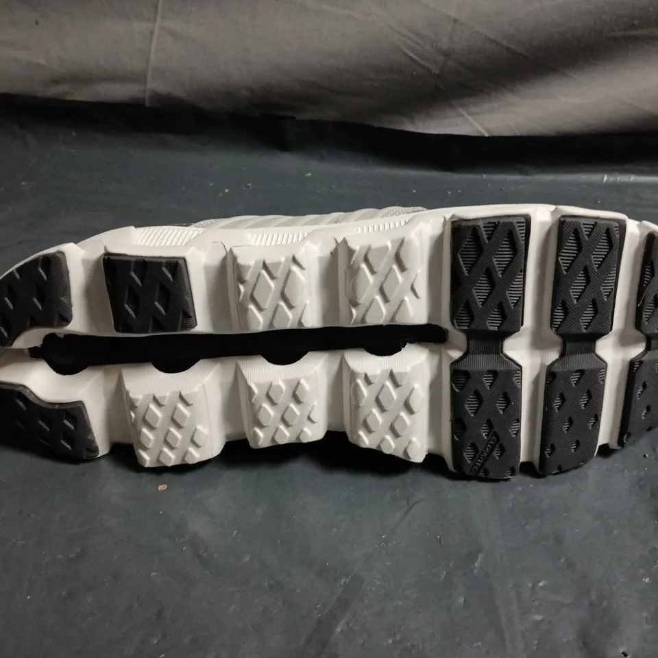 ON RUNNING GREY KNIT TRAINERS – CLOUDTEC OUTSOLE- SIZE UNSPECIFIED