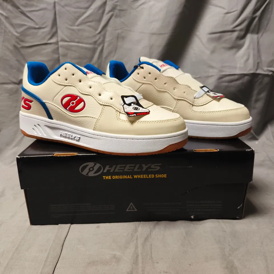 BOXED PAIR OF HEELYS SHOES IN CREAM/BLUE SIZE UK 8