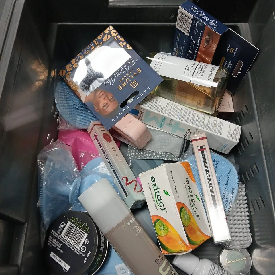 APPROXIMATEY 20 ASSORTED HEALTH AND BEAUTY PRODUCTS TO INCLUDE CERAVE FOAMING CLEANSER, AVEENO SHAMPOO AND SOLSKIN MOISTURISER