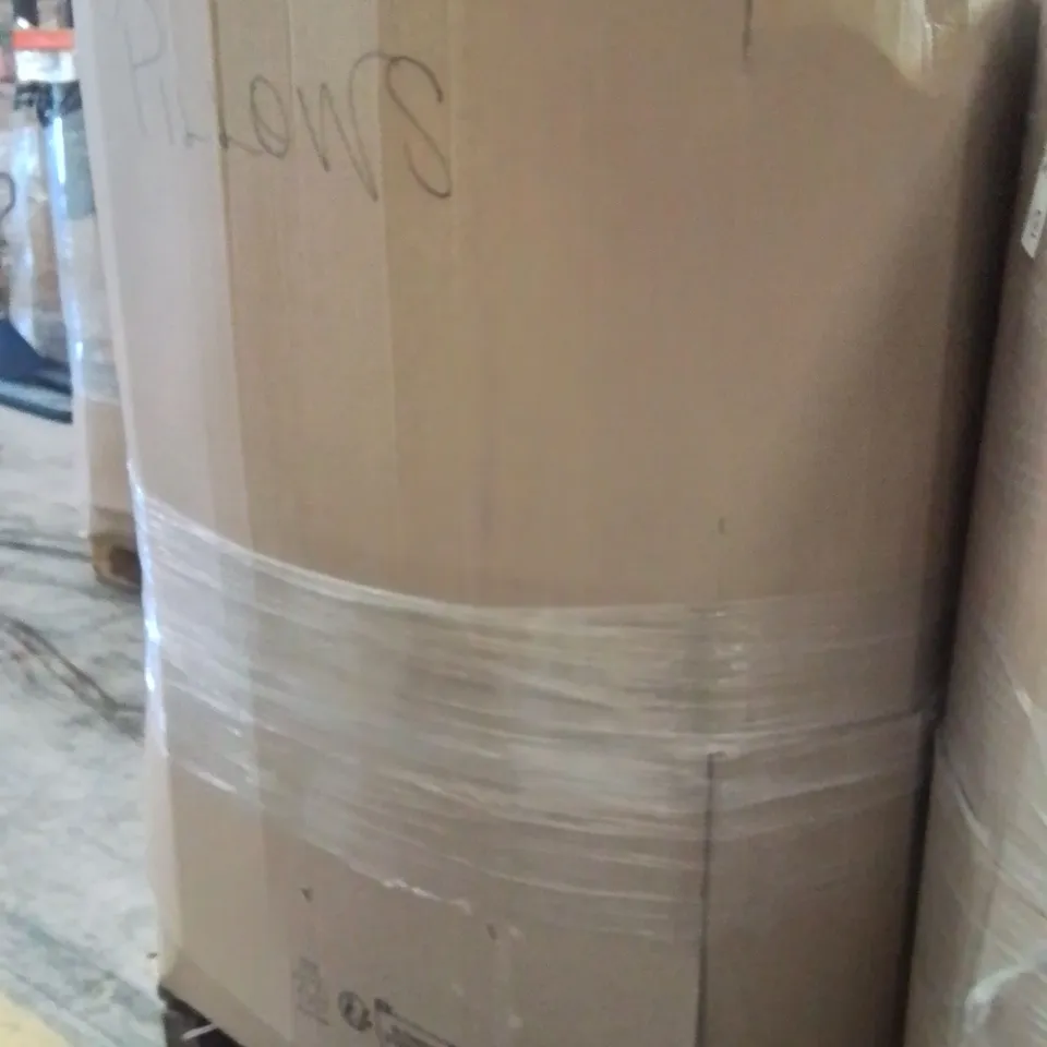 PALLET CONTAINING A LARGE QUANTITY OF PILLOWS 