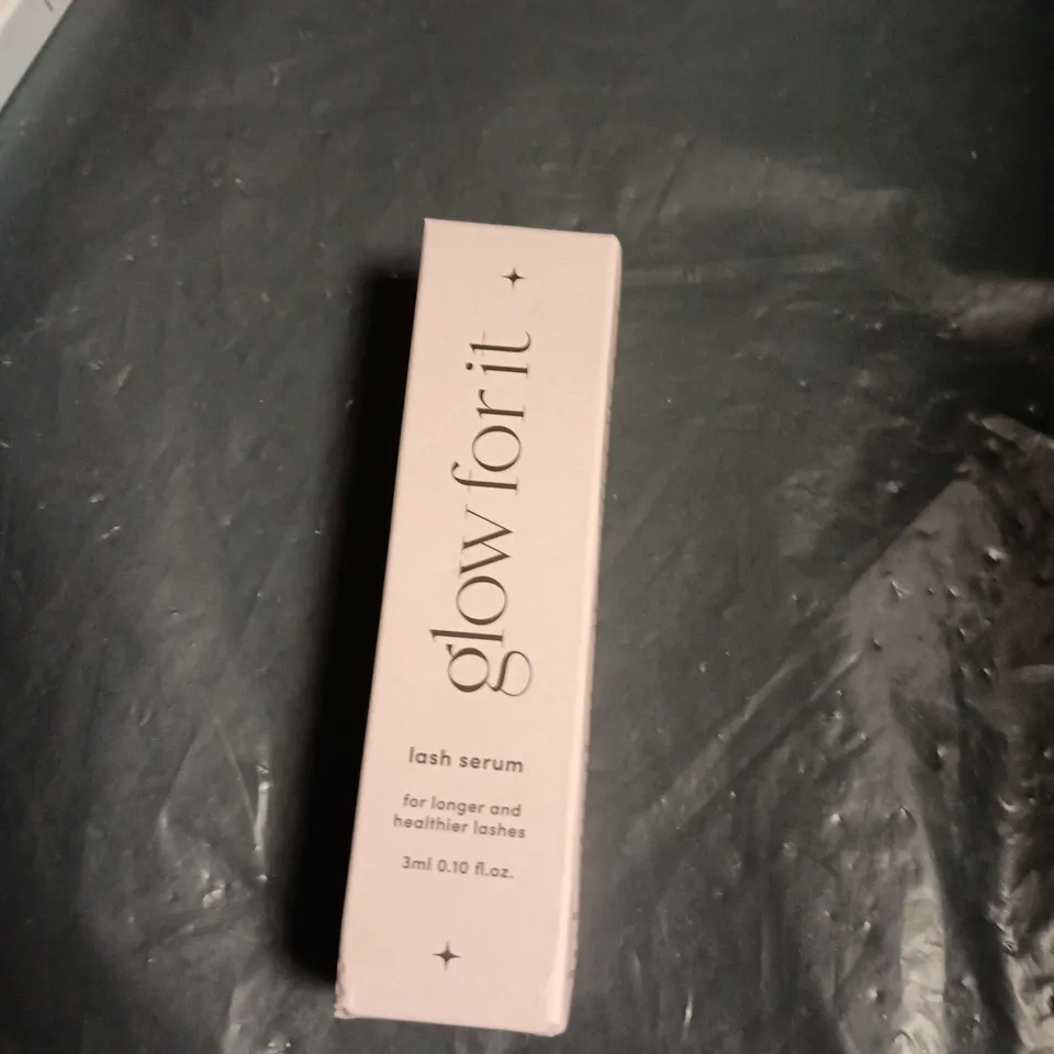 APPROXIMATELY 25 ASSORTED HEALTH & BEAUTY ITEMS INCLUDING HOEGOA SHAMPOO , HEALTH SOLUTION ORAL LIQUID AND GLOW FOR IT LASH SERUM 