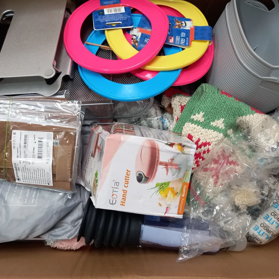 BOX OF APPROXIMATELY 13 ASSORTED ITEMS TO INCLUDE - KITCHEN FOIL - TONER CARTRIDGE - PET TOUCH DOGGY PLAY TOY ECT