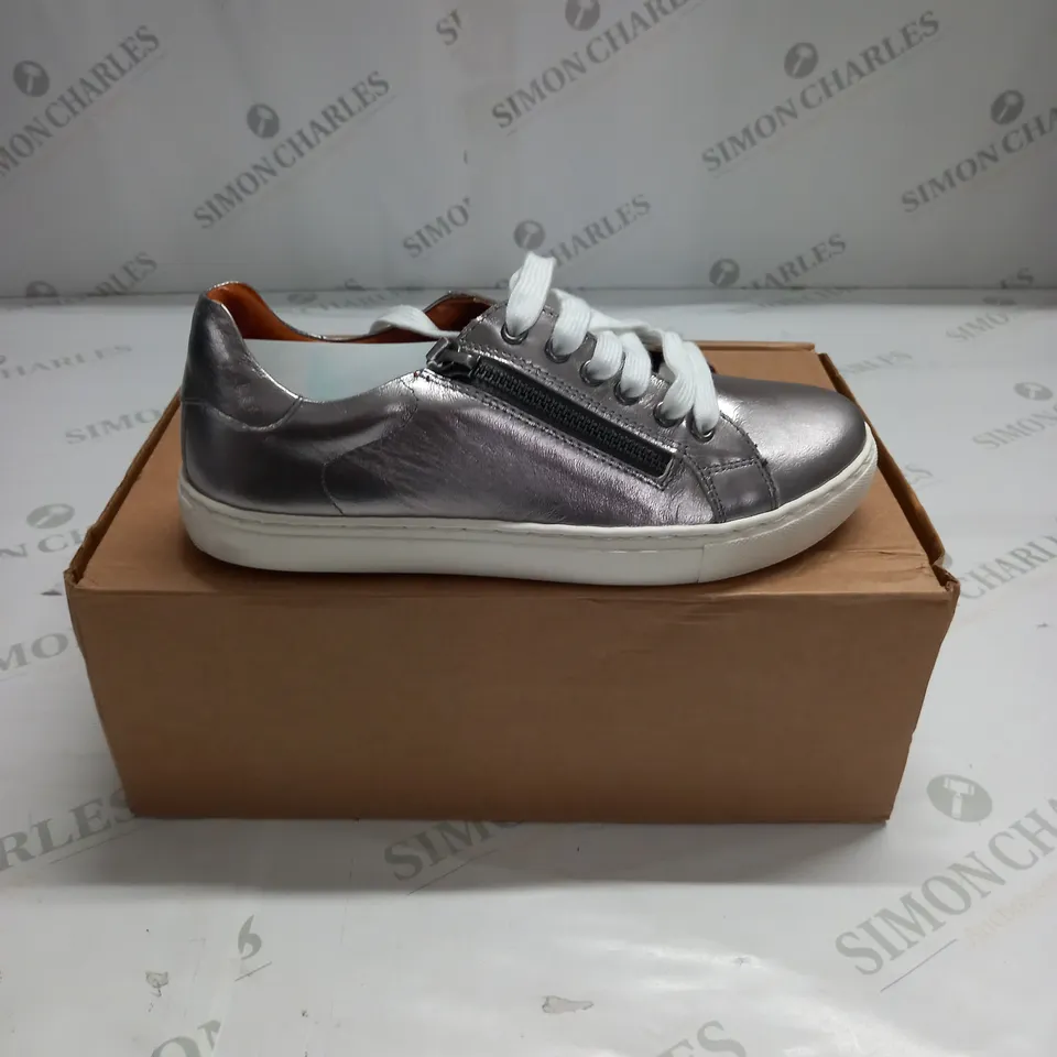 BOXED PAIR OF MAISON DE NIMES LEATHER ZIP SIDE TRAINERS IN PEWTER - SIZE 4