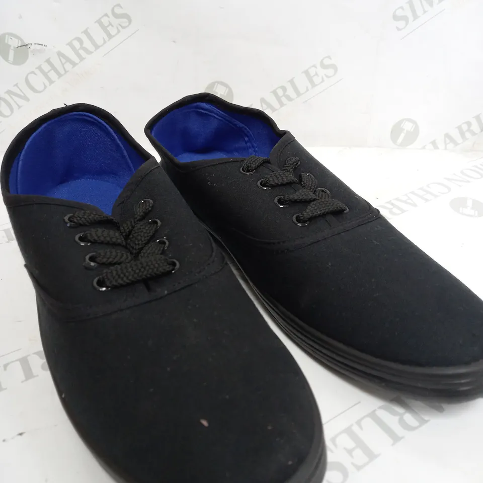 BOX OF APPROXIMATELY 8 BLACK PUMP LOW SHOES - SIZE 8