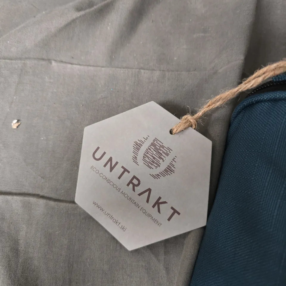 UNTRAKT SKI ROLLER BAG – BLUE, ONE SIZE