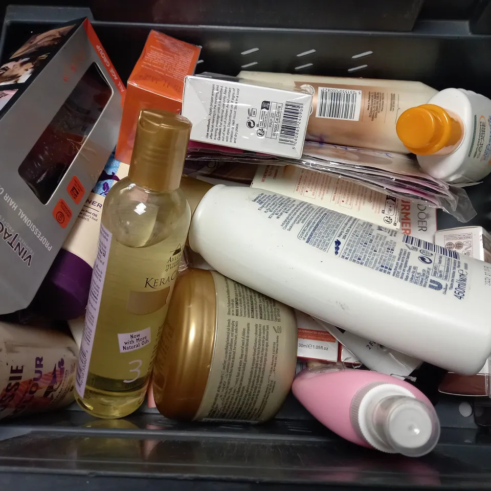 BOX OF APPROX 15 ASSORTED HEALTH AND BEAUTY ITEMS TO INCLUDE - NIVEA MOISTURISER - CERAVE MOISTURISER - ZESTY LEMON ORIGINAL SOURCE SHOWER GEL ETC