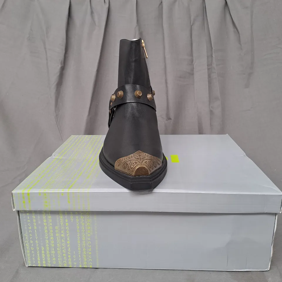 BOXED PAIR OF KOI SOUL RENDER COWBOY BOOTS IN BLACK/BRONZE EFFECT UK SIZE 9