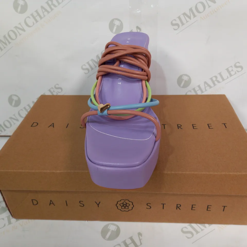BOXED PAIR OF DAISY STREET OPEN TOE STRAPPY PLATFORM BLOCK HEEL SANDALS IN PURPLE/MULTICOLOUR UK SIZE 5