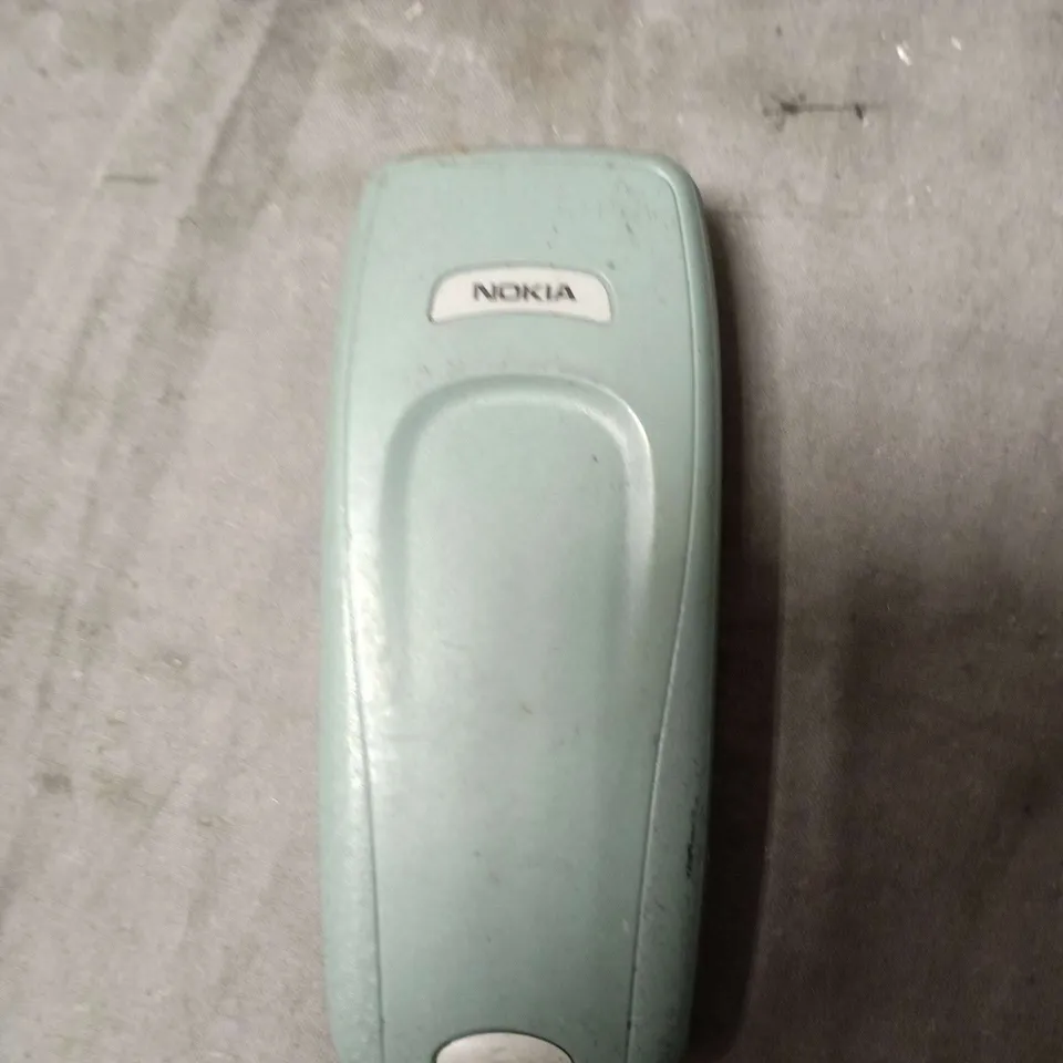 NOKIA MOBILE PHONE– WHITE AND TEAL PLASTICS 