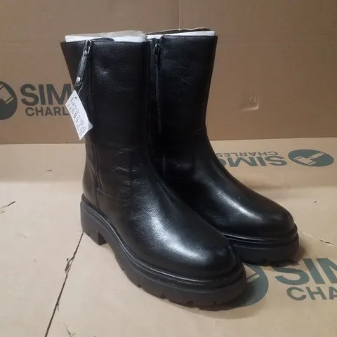 BOX CONTAINING APPROXIMATELY 5 PAIRS OF BRAND NEW SIMPLY BE BLACK BREENER WIDE LEATHER BOOTS - SIZE 6