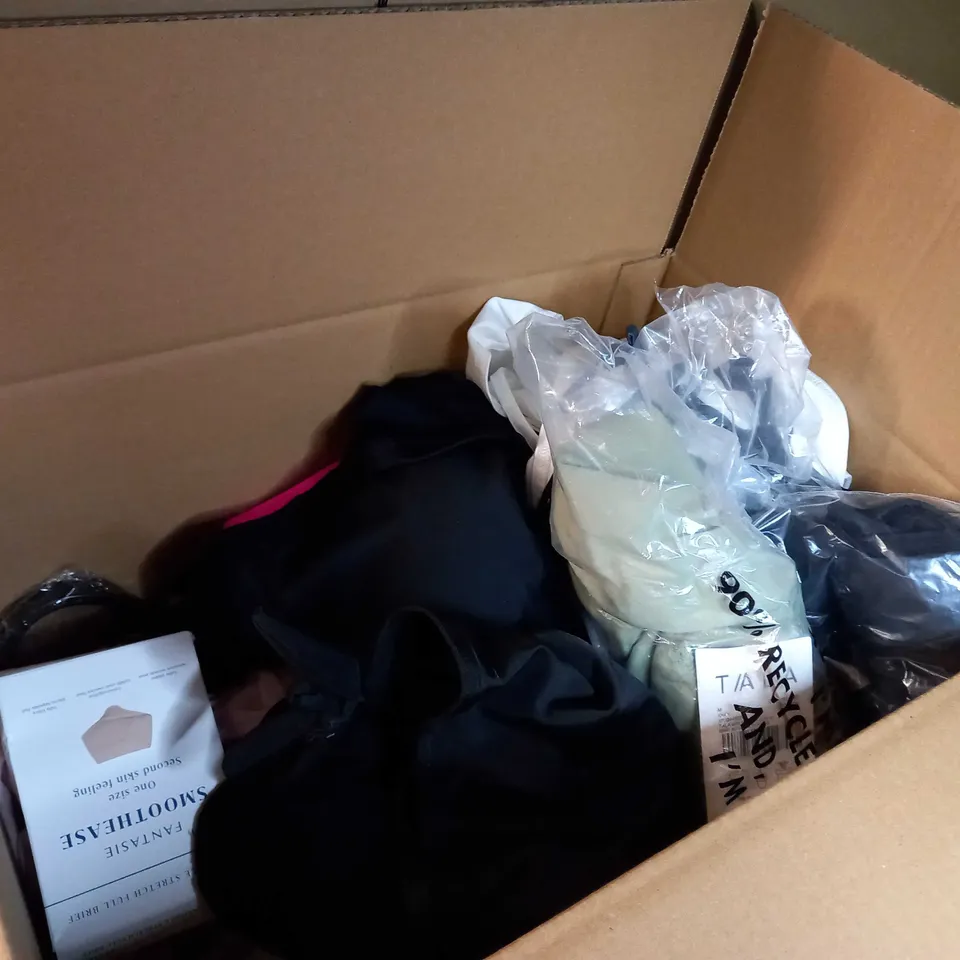 LOT OF APPROX. 15 ASSORTED CLOTHING ACCESSORIES  IN VARYING SIZES/COLOURS/STYLES TO INCLUDE: BRA'S, SOCKS, HATS