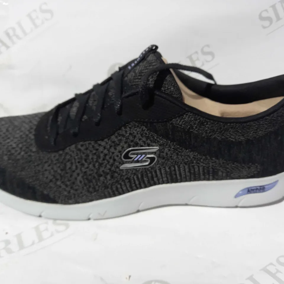BOXED PAIR OF SKECHERS ARCH FIT TRAINERS (BLACK), SIZE 8 UK